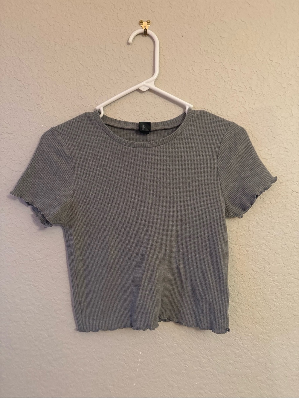 wild fable Gray Ribbed Ruffle Edge Short Sleeve Crop Top